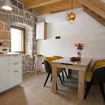 Stone House Orsulica 度假居 Tugare
