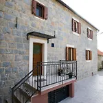 Stone House Orsulica 度假居 Tugare