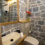 Stone House Orsulica 度假居 *