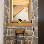 Stone House Orsulica 度假居 *