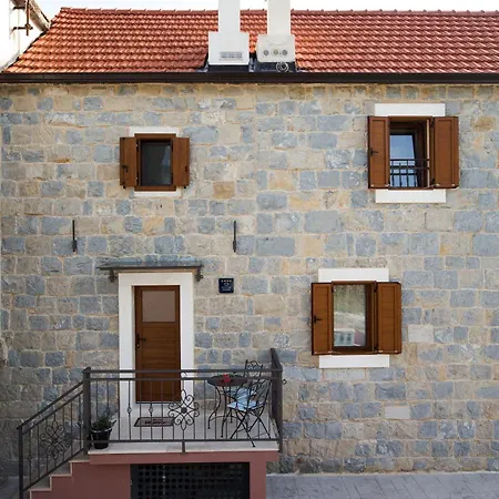 Stone House Orsulica Hébergement de vacances Tugare