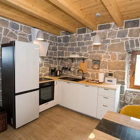 Stone House Orsulica 度假居 *